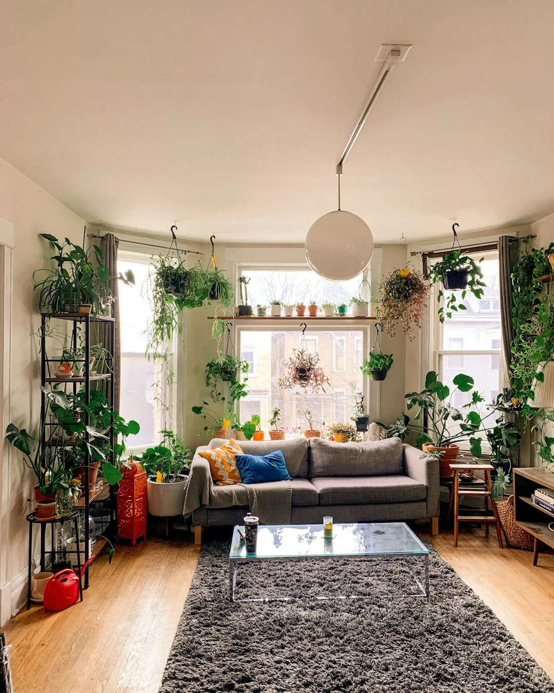 Un couple porte ensemble un canapé en emménageant dans un nouvel appartement.